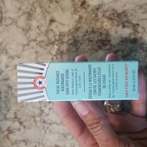 First Aid Beauty Facial Radiance Niacinamide Dark spot Serum